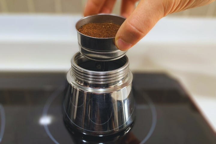 paso 3 para preparar café con cafetera moka