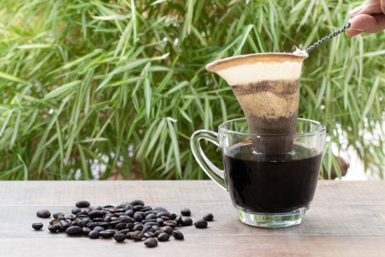 hacer café con colador