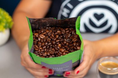 Verónica muestra en detalle los granos de café de la marca Amazon