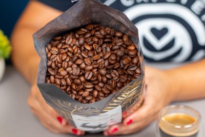 Verónica enseña los granos de café Consuelo en su paquete