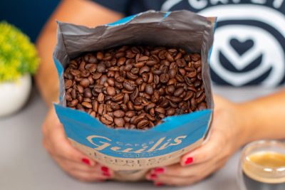 Verónica muestra el interior de un paquete de granos de café Guilis descafeinado