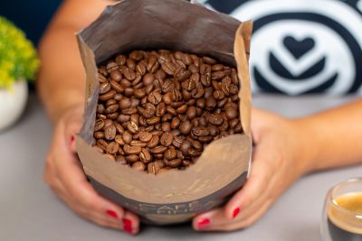 Verónica enseña el interior de un paquete de granos de café Guilis