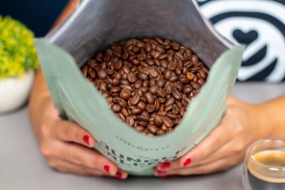 Verónica muestra en detalle los granos de café Incapto en su envase