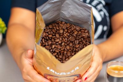 Verónica enseña en detalle el interior de un paquete de café en grano Lavazza