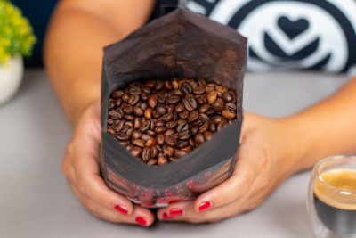 Verónica muestra los granos de café Lucifer en el interior de su paquete
