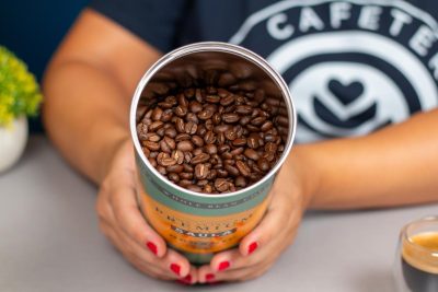 Verónica enseña el interior de una lata de café en grano Saula