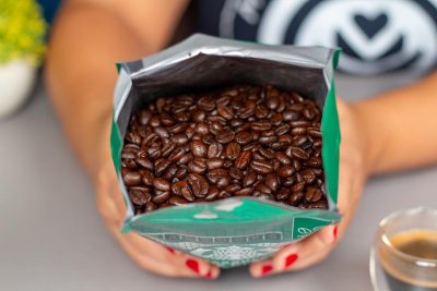 Verónica muestra un primer plano del café en grano Starbucks en su paquete