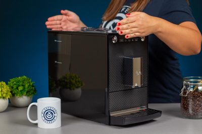 Verónica muestra con sus manos las dimensiones de la Melitta Caffeo Solo