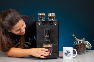 Verónica cogiendo un café recién elaborado con la Melitta Caffeo Solo