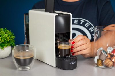 Variedad de bebidas elaboradas con la cafetera Essenza Mini