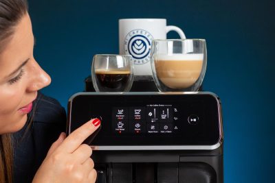 Verónica manejando el panel de control de la cafetera Philips Serie 2200