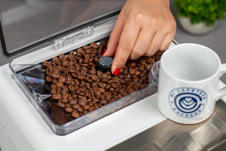 Verónica ajustando el grado de molienda de la cafetera Cecotec 8000