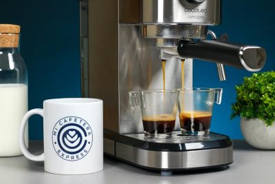Cafetera Cecotec Cafelizzia 790 Steel dispensando dos espressos