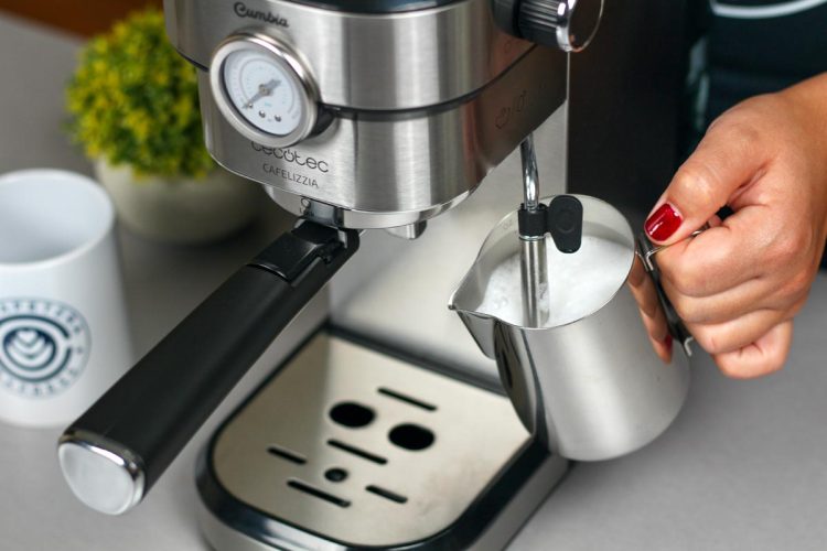Verónica espumando leche con el vaporizador de la Cecotec Cafelizzia