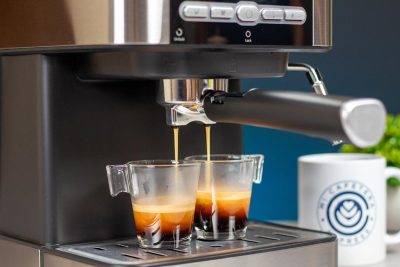 Enfoque en detalle de la extracción de café con la cafetera Power 20 Matic