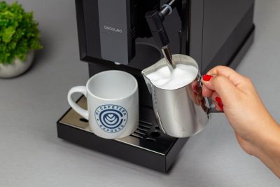 Verónica elaborando espuma de leche con el vaporizador de la Vaporissima