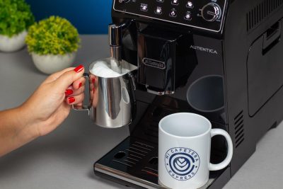 Verónica elaborando espuma de leche con el vaporizador de la Delonghi Autentica