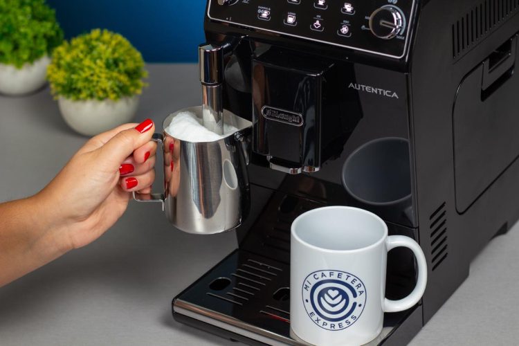 Verónica elaborando espuma de leche con el vaporizador de la Delonghi Autentica