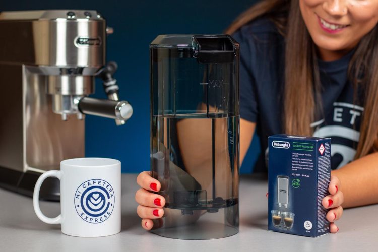 Verónica enseña el tanque de agua y el descalcificador de la Delonghi Dedica