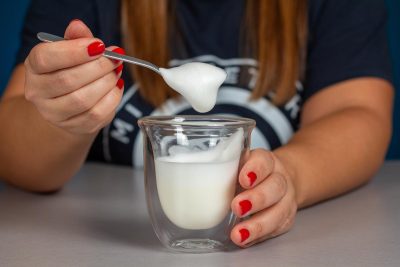 Verónica muestra la espuma de leche elaborada con la Delonghi Dinamica