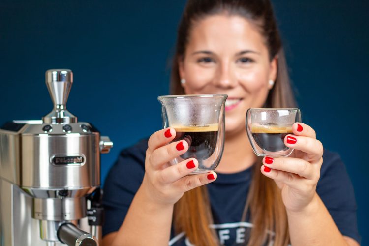 Verónica muestra en detalle varios cafés preparados con la Delonghi Dedica