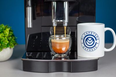 Vista en detalle de la elaboración de un espresso con la Delonghi Magnifica S