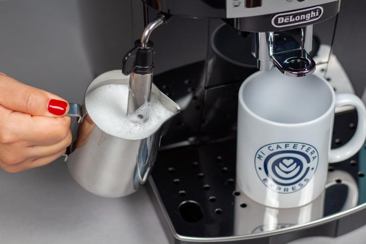 Verónica espuma leche con el vaporizador de la cafetera Delonghi Magnifica S