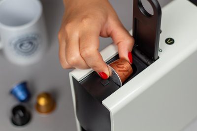 Verónica demuestra cómo insertar una cápsula en la Essenza Mini de Nespresso