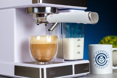 Detalle de un cappuccino recién elaborado con la Power Instant-ccino 20 Touch