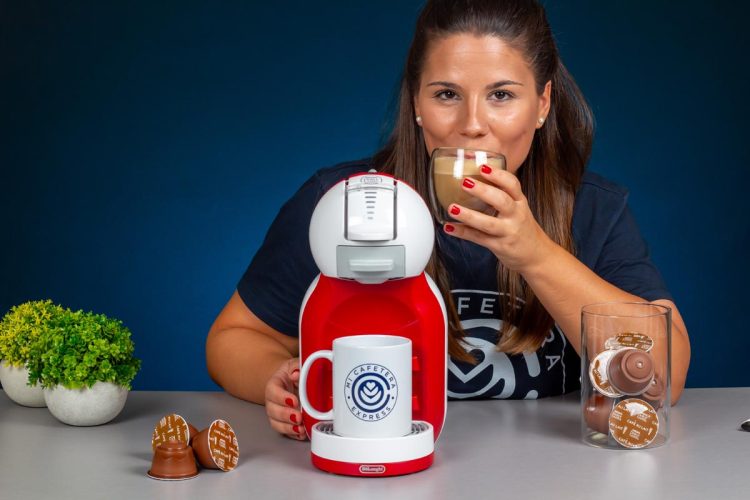 Verónica probando un latte elaborado con la cafetera Dolce Gusto Mini Me