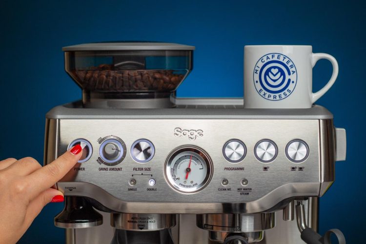 Primer plano del panel de control de la Sage Barista Express