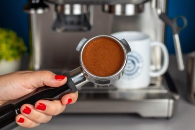 Detalle del portafiltro con café recién prensado de la Sage Barista Express