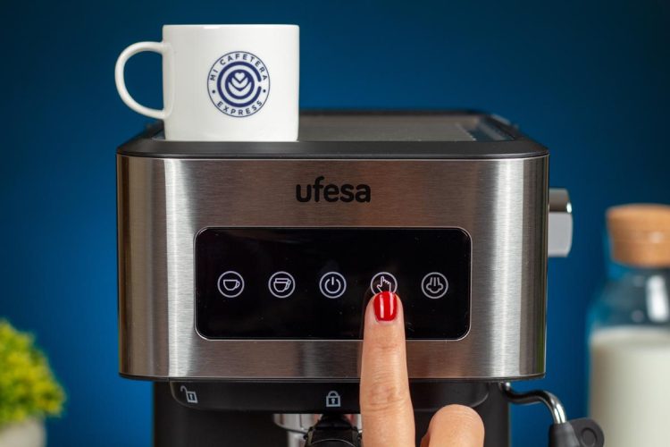 Primer plano del panel de control de la cafetera express Ufesa Monza
