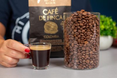 Visión detallada de los granos de café Guilis junto a un café espresso
