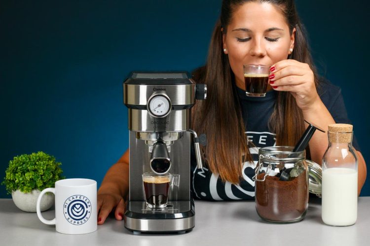 Verónica disfrutando de un espresso recién elaborado junto a la Cafelizzia