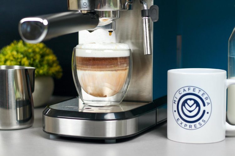 Detalle de un cappuccino recién elaborado con la Cecotec Cafelizzia 790 Steel Pro