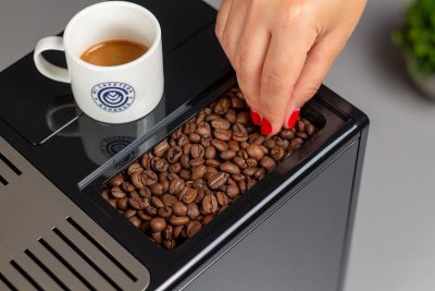Detalle del recipiente para granos de la cafetera Melitta Caffeo Solo