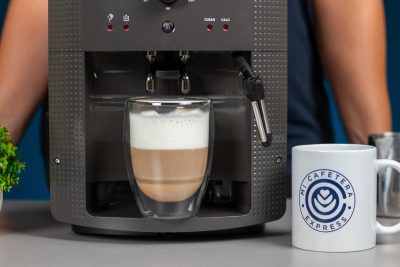Primer plano de un cappuccino elaborado con la cafetera Krups Roma