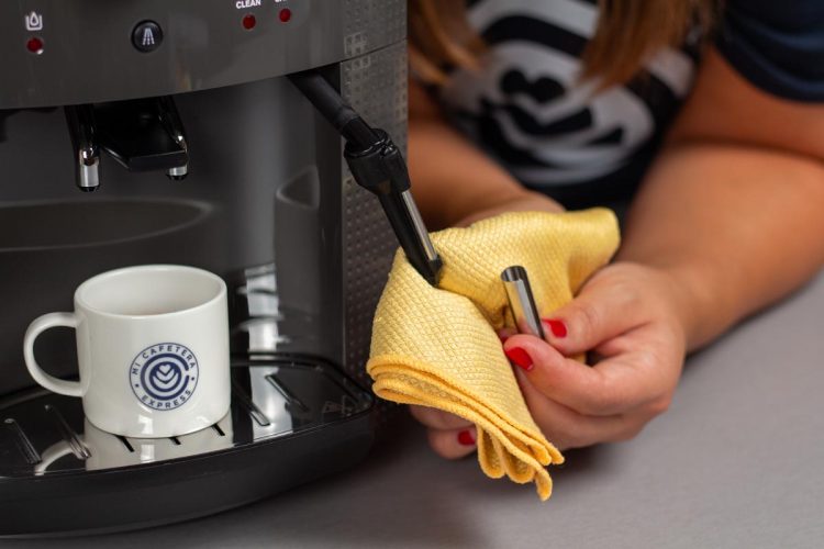 Verónica muestra cómo limpiar el vaporizador de la cafetera Krups Roma