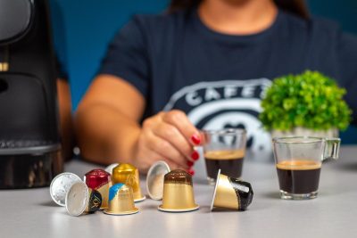 Detalle de las cápsulas de café L'OR Barista y varias bebidas