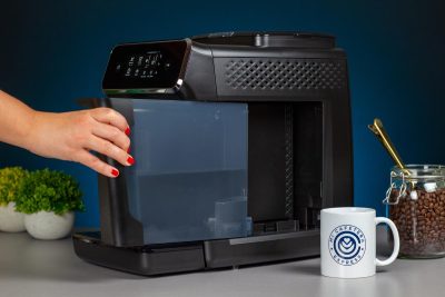 Verónica insertando el depósito de agua de la cafetera Philips 2200