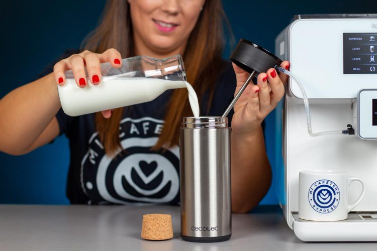 Verónica llenando el tanque de leche de la cafetera Cecotec 8000