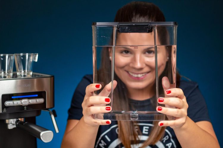 Verónica muestra en detalle el depósito de agua de la Cecotec Power 20 Matic