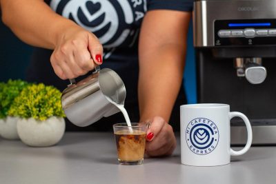 Verónica vertiendo la espuma de leche elaborada con Power 20 Matic