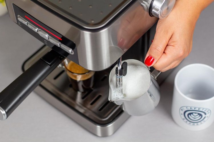 Verónica espumando leche manualmente con la Cecotec Power 20 Matic