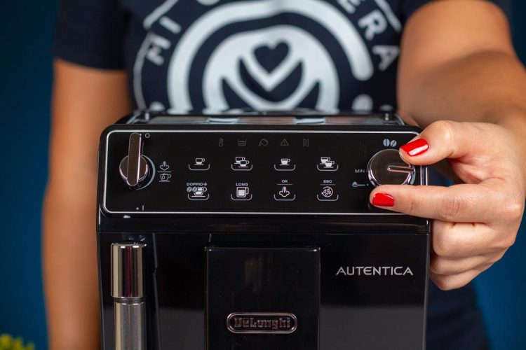 Panel de control de la cafetera superautomática Delonghi Autentica