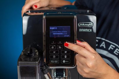 Primer plano del panel de control de la cafetera Delonghi Dinamica