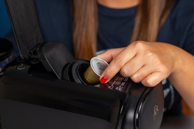 Verónica demuestra cómo insertar la cápsula en la Philips L'OR Barista