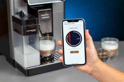 Elaboración de un cappuccino con la cafetera Primadonna Soul desde el móvil