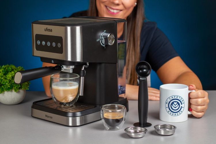 Vista de perfil de la cafetera espresso Ufesa Monza y sus accesorios